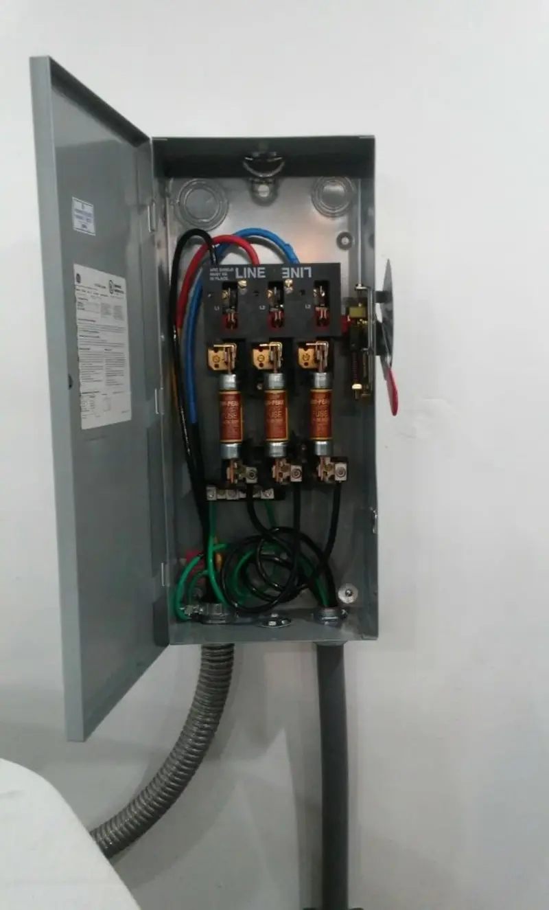 Three-phase disconnect switch installed for Smoke Detector Installation in Mullins